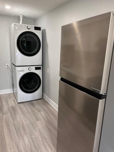 Whitby Hideout - 3BR, 5BD, 3WR, Pool Table, Saunaにあるキッチンまたは簡易キッチン