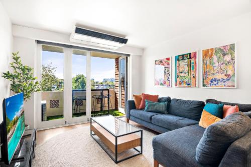 Posezení v ubytování Beachfront 2-Bed Apartment with Balcony
