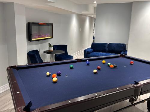 Whitby Hideout - 3BR, 5BD, 3WR, Pool Table, Saunaにあるビリヤード台