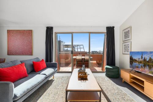 悉尼Spacious Inner-West 2-Bed with Alfresco Dining的带沙发和电视的客厅