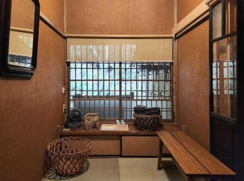 a small room with a bench and a window at 鎌倉関邸 in Kamakura