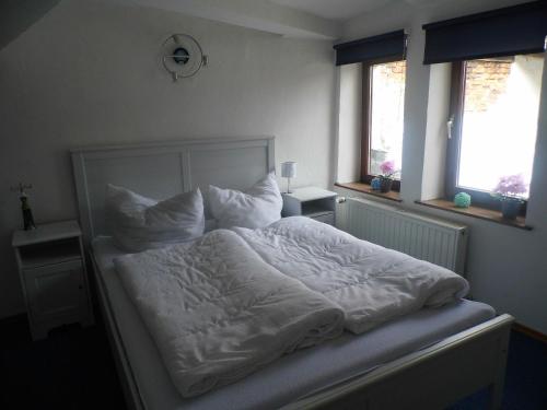 En eller flere senge i et værelse på FerienwohnungQuedlinburg