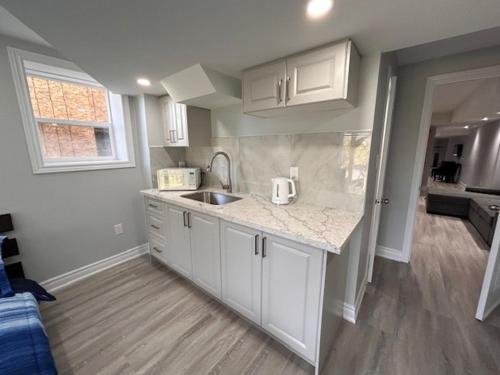 Whitby Hideout - 3BR, 5BD, 3WR, Pool Table, Saunaにあるキッチンまたは簡易キッチン