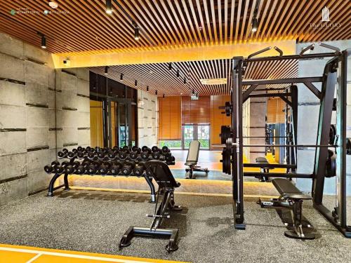 a room with a gym with a lot of exercise equipment at Midori Park The Glory Căn hộ 2 phòng ngủ tại Thành phố Mới Bình Dương in Thu Dau Mot