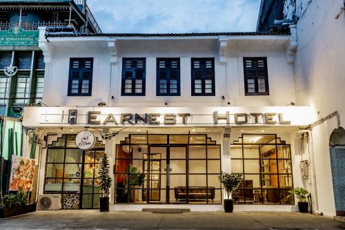 un frente de tienda con un cartel que lee hotel de granjeros en Earnest Hotel Georgetown, en George Town