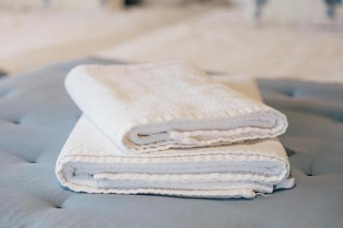 a stack of towels sitting on top of a bed at Vivienda vacacional Les Madreñes in Intriago