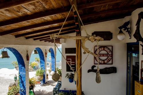 a room with blue surfboards on the beach at Hosteria Farallon Dillon in Ballenita