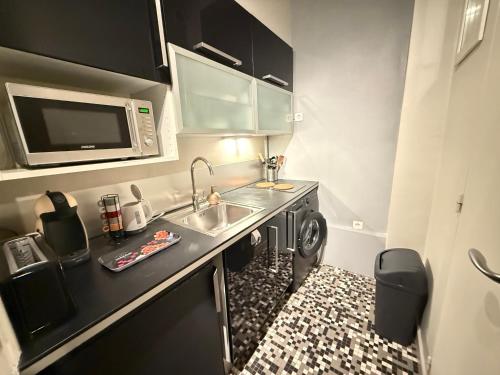 une petite cuisine avec un évier et une machine à laver dans l'établissement Studio Cosy Nice Centre ville, à Nice