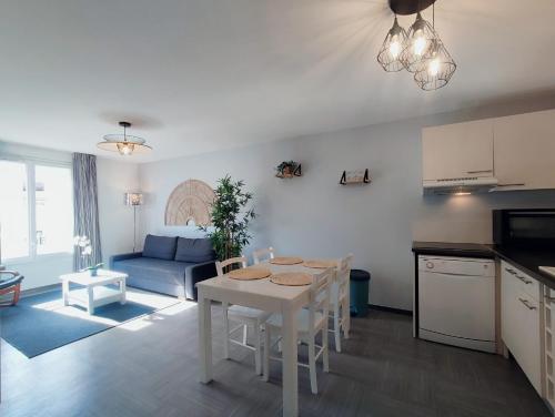une cuisine et un salon avec une table et un canapé dans l'établissement La piscine des Gorges - Climatisation Parking, à Gréoux-les-Bains