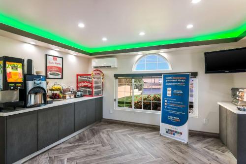 Kuchyň nebo kuchyňský kout v ubytování Econo Lodge Hesperia - Victorville I-15