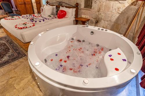 Queen Balloon View with Jacuzzi