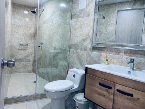 a bathroom with a toilet and a shower and a sink at Lindo Apartamento en cartagena el laguito bocagrande con vista al mar in Cartagena de Indias