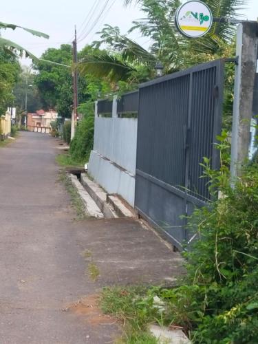 a fence on the side of a road at Rumah ijo dekat Terminal Purworejo in Kedungkrandenan