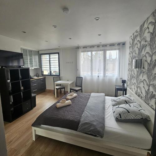 Кровать или кровати в номере Résidence Hôtel Le Relais Amélie