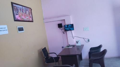 Una televisión o centro de entretenimiento en S K B home stay