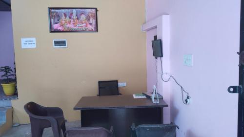 Una televisión o centro de entretenimiento en S K B home stay