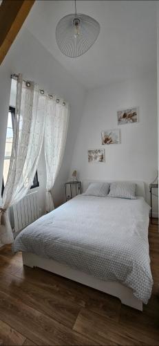Кровать или кровати в номере Résidence Hôtel Le Relais Amélie