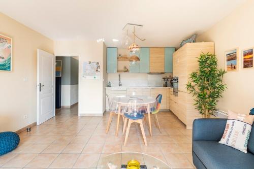 un salon avec une table et une cuisine dans l'établissement Beautiful apartment, terrace and garden, close to beaches, à Lit-et-Mixe