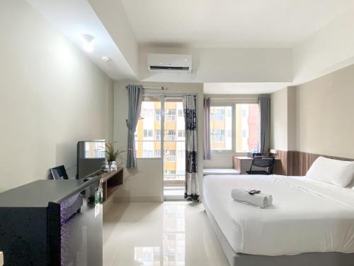 Katil atau katil-katil dalam bilik di Modern Look Studio Room at Gateway Park LRT City Jatibening Apartment By Travelio