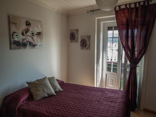 - une chambre avec un lit et une fenêtre dans l'établissement Casa da Fonte Nova, à Coja