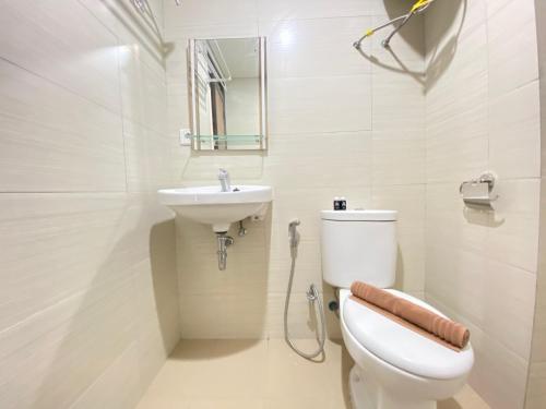 Bilik mandi di Modern & Cozy 2BR at Gateway Pasteur Apartment By Travelio