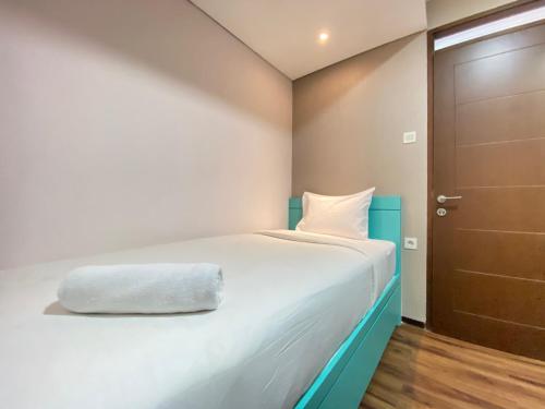 Katil atau katil-katil dalam bilik di Modern & Cozy 2BR at Gateway Pasteur Apartment By Travelio