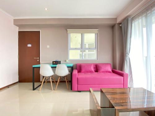 Ruang duduk di Modern & Cozy 2BR at Gateway Pasteur Apartment By Travelio