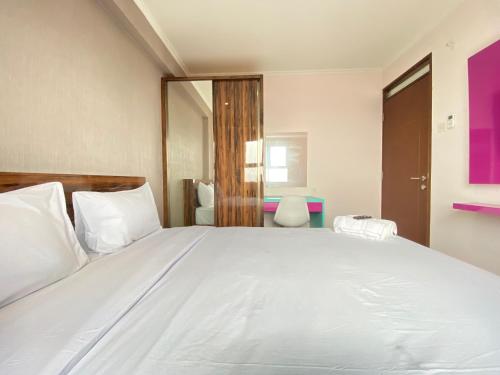 Katil atau katil-katil dalam bilik di Modern & Cozy 2BR at Gateway Pasteur Apartment By Travelio