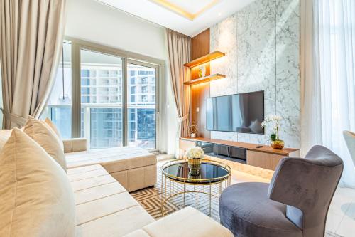 Deluxe One-Bedroom Apartment in Business Bay with Burj Khalifa and Canal View