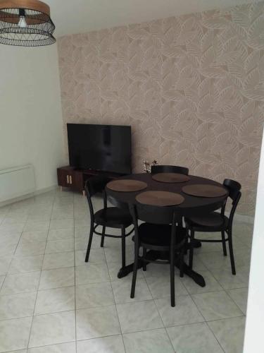 Televisyen dan/atau pusat hiburan di L appart près des écluses