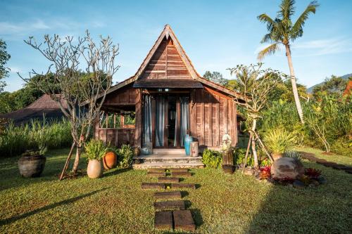 a small house with a pathway leading to it at Desa Seni Baturiti in Baturiti