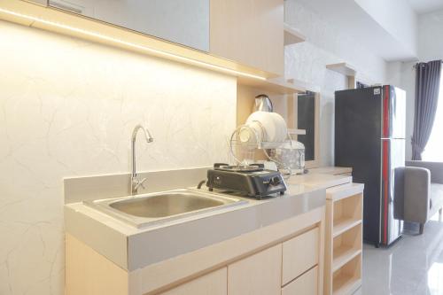 Kuchyň nebo kuchyňský kout v ubytování Comfort and Warm 2BR at Parkland Avenue Apartment By Travelio