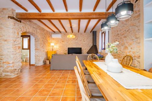a kitchen and dining room with a table and chairs at Mas de Morera in Vall dʼAlba