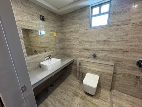 Koupelna v ubytování Adarsh Hotel