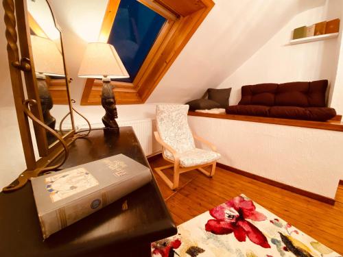 ein Wohnzimmer mit Couch und Tisch in der Unterkunft Ferienhaus Sötenicher Mühle in Kall