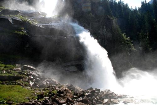 a view of a waterfall with a persons face in the water at Ferienwohnung Trattenhaus in Krimml
