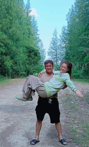 a man carrying a woman on his back at โฮมสเตย์บ้านนายสิงโตเขาคูหา in Ban Khu Ha Nai (1)