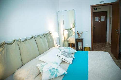 ローマにあるCasa Alberoneの大型ベッド(枕付)が備わる客室です。
