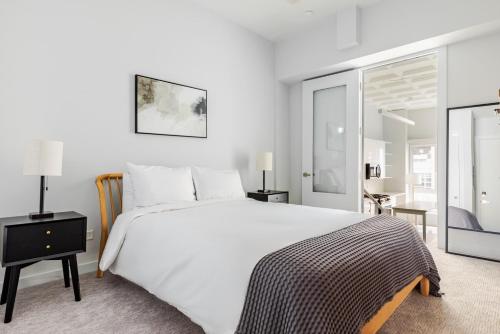 Postel nebo postele na pokoji v ubytování Blueground The Loop elevator nr Willis Tower CHI-1239