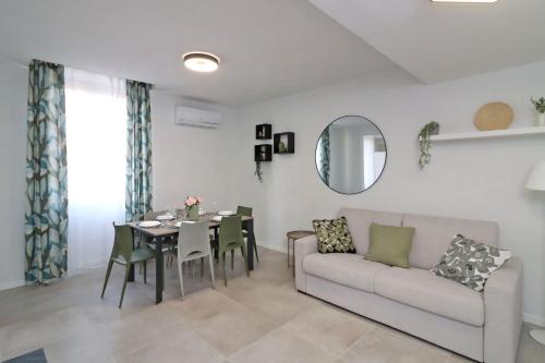 un soggiorno con un tavolo e un divano di Benedetta suite in florence a Firenze