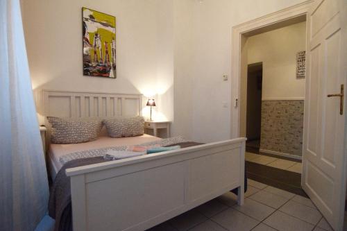 een kleine slaapkamer met een bed en een badkamer bij Feel at Home 2 in Heidelberg