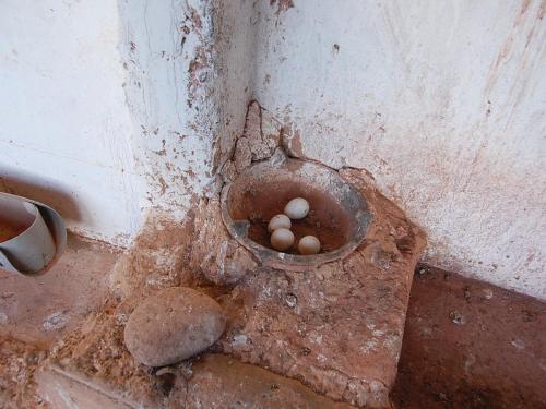 a dirty corner with a bowl full of eggs at Gite Souss in Oulad Teima