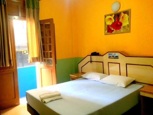 Кровать или кровати в номере hotel Economico da SE