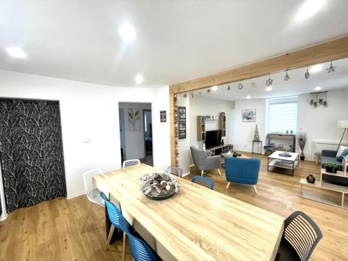 une salle à manger et un salon avec une table et des chaises dans l'établissement Le Duplex des Maisons du Ried, à Horbourg-Wihr