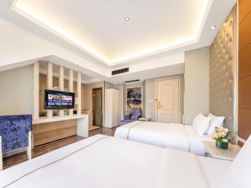 Una cama o camas en una habitación de Yiwu Yunjing Hotel