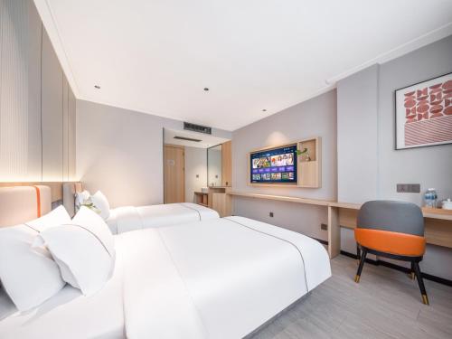 Una cama o camas en una habitación de Yiwu Yunjing Hotel