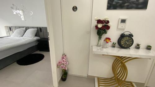 Katil atau katil-katil dalam bilik di LinaLand - Charming apartment near Paris