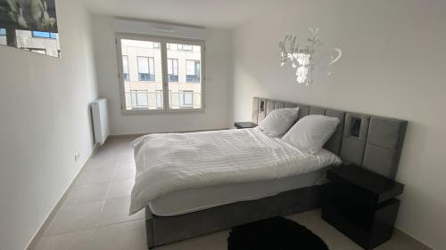 Katil atau katil-katil dalam bilik di LinaLand - Charming apartment near Paris