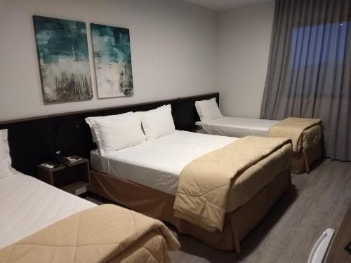 En eller flere senge i et værelse på Solar Pedra da Ilha