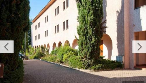 un bâtiment avec du lierre sur son côté dans l'établissement Les Marines de Moriani, à San-Nicolao